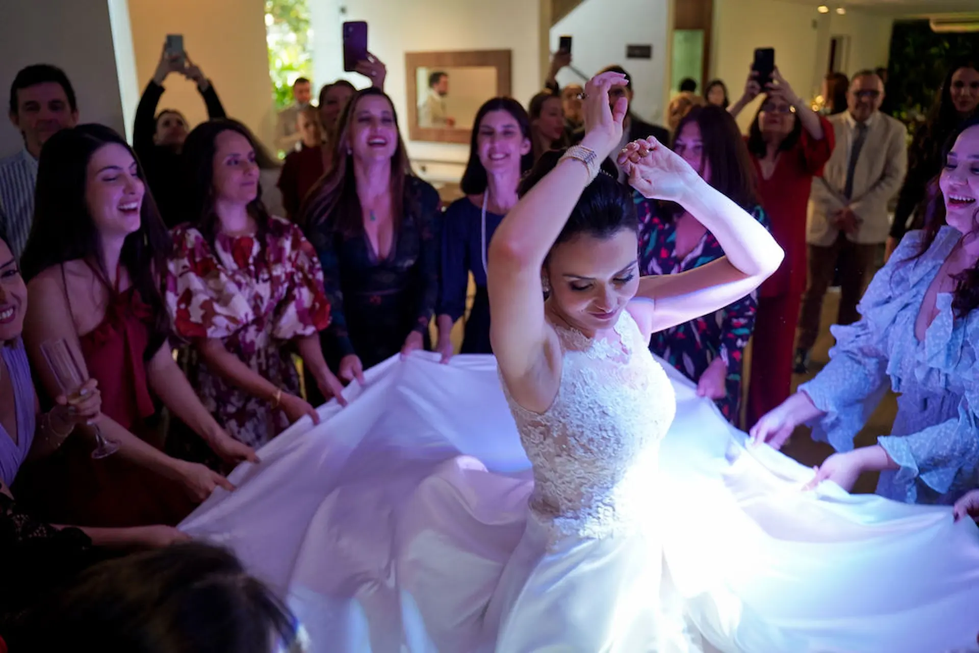 Noiva dançando rodeada de amigas no seu casamento no Espaço Moní