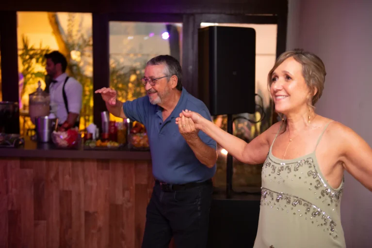 Idoso comemorando aniversário no Espaço Moní